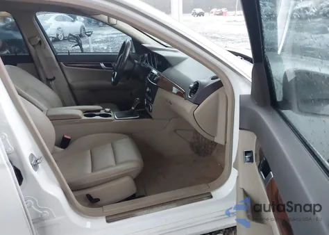 2013 Mercedes-Benz C 350 Sport z USA, uszkodzony, nr VIN WDDGF5HB1DR278834